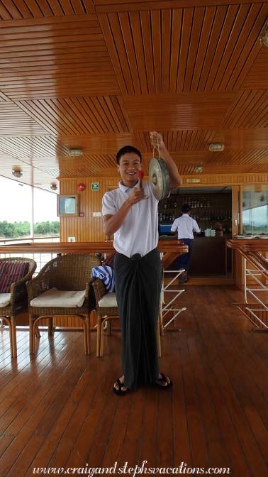 Thet rings the gong for lunch