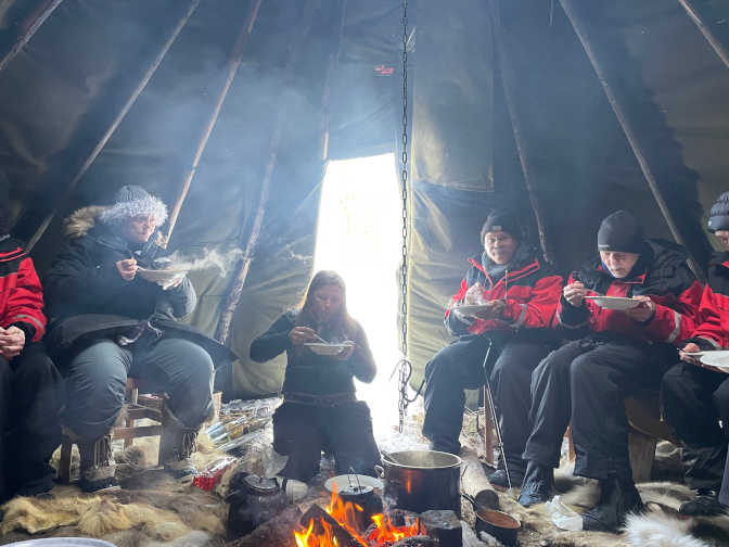 Eating lunch in the lavvo